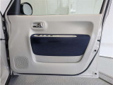 運転席ドア内張はご覧の通り。ドアポケットの収納もバッチリです