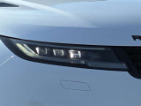 【デジタルLEDヘッドライト(シグネチャーDRL付)】車両や歩行者を検知し、その部分だけを遮光して眩惑を軽減します。ステアリング操作と車速に応じてカーブの先を予測し照射し夜間の運転を手助けします。