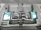 パンク修理剤とエアーポンプのセットです。スペアタイヤは装備していませんが空いたスペースを小物入れとして使用できます