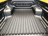 積み下ろしのしやすいデッキにはたっぷりと荷物を積み込んでいただけます。遊びから仕事まで、様々なシーンで頼れます♪