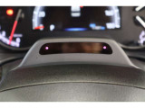 【ドライバーモニターカメラ】搭載です。目の開閉状態や視線方向、顔の向きや運転姿勢からドライバーの運転状態を検知。脇見・閉眼状態を検知した場合はドライバーに警告してくれます。