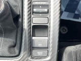【無限製カーボンセンターコンソールパネル】ドライカーボンを使用したカーボンセンターコンソールパネル。CIVIC TYPE Rの室内をスポーティに演出。無限ロゴ入り。