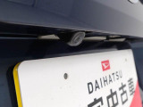 後退時に車両の後ろ側をモニター画面に表示します。車庫入れなどでバックする際に後方確認ができて便利です。車庫入れが苦手な人もこれで安心。