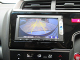 バックカメラの画像です。ガイドラインがスムースな車庫入れをサポートいたします。車庫入れの安心感がアップしますね。