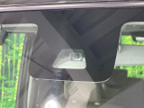 【スマートアシスト】走行中に前方の車両等を認識し、衝突しそうな時は警報とブレーキで衝突回避と被害軽減をアシスト。より安全にドライブをお楽しみいただけます。
