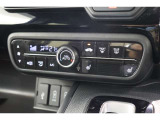 フルオートエアコンが装備されています!お好みの温度設定をするだけでエアコンの風量やモードの切り替えを自動でコントロールしてくれます!ユーザーの操作が少なく燃費走行にもつながります!