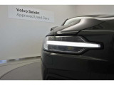 ひときわ印象的なT字型のLEDヘッドライトはステアリング操作と連動しており、またアクティブハイビーム機能も備えています。