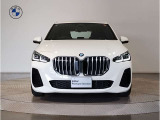 【キドニーグリル】BMWは約90年もの間、ほぼ全ての車両にひと目でBMWだと分かるこの特徴的なフロントグリルが備えられ、デザイン・アイコンとして親しまれてきました。