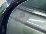◆ブラインドスポットモニター『左右斜め後ろを平行して走る車を認識し、車線変更の際に危険を察知するとドライバーへ警告を促します。夜・雨・トンネル内など走行時の環境が悪い時ほど便りになる安全装置です。』