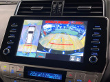 【マルチテレインモニター】車のフロントやサイドのカメラ画像を同時にモニター表示することで、悪路や狭い道を走行時でも周囲の状況確認ができ安心!本格SUVにうれしい装備です♪