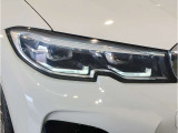 【LEDヘッドライト】先進のLEDテクノロジーを採用。放射される白色光の周波特性は太陽光に近く、バイキセノン・ヘッドライトを上回るコントラストで更に明るく輝きます!