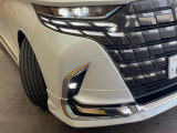 【シーケンシャルターンランプ付きLEDヘッドライト】人気の『流れるウィンカー』付きのLEDヘッドライトを装備♪高級感はもちろん、点灯時は存在感たっぷりで他車からも認識されやすく安心です。
