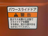 見た目が大事!な外装はぴかっとキレイに磨いており、経年のくすみもよみがえっております。ヘッドライトやドア周辺を磨く際にはマスキングテープを使用して保護しながら丁寧に作業をしております。