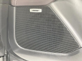 【BOSEサウンドシステム】メーカーオプションの高品位サウンドシステムを搭載。専用のチューニングが施された大小様々なスピーカーから良質なサウンドが奏でられ、臨場感あふれる音響空間を演出します。