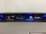 中央にデジタル表示のスピードメーターを配したハイブリット専用メーターになっています。左側のインフォメーション画面で燃費などの情報を確認できます。