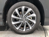 【純正アルミホイール】です!車両デザインに合わせてホイールをデザインしているため、見た目にもカッコイイアルミホイール♪洗車もラクチンで錆びません。