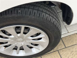 タイヤ残り溝もバッチリ!溝が少ないとスリップしたりブレーキ時の制動距離が長くなってしまいます。交換までまだまだ余裕があるのは経済的にも助かります。
