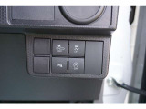 パーキングセンサーシステムや衝突軽減ブレーキ等のスイッチ類は、運転席の右側にあります。