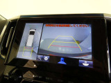 パノラミックビューモニター付きです。車両を上から見たような映像を画面に表示。運転席からの目視だけでは見にくい、車両周辺の状況をリアルタイムでしっかり確認できます。