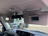 運転席と助手席にはミラー付きサンバイザーを装備☆