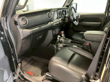 足元は広く長距離運転の際も狭さを感じさせない広さです。