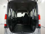 2列目シートと助手席を倒すことで、運転席以外のすべての空間がフラットな荷室となります。フラットな荷室になるので、脚立や絨毯などの長尺の荷物の積載にも対応しております。