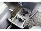 2段階引出し式カップホルダーを装備しています。小物入れやカードホルダー機能も備えた便利なホルダーです。