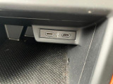 エアコンパネル下には小物入れとUSB差込口付です。スマートフォンなどの充電にお使いください