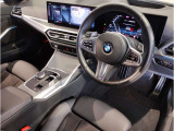 【ハンドル】ドライバーとBMW車の一体感がダイレクトに伝わるステアリングホイール。形状・太さへの拘りに加えて、操作性を高める為にスイッチ類も配置。クイックかつ安定のドライビングを体感下さい!