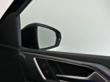 車両の斜め後方をモニタリング【ブラインドスポットモニター】を装備。後方死角検知機能が装備されておりミラーに内蔵された警告灯が点滅し注意を促します。