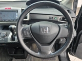 ドライバーの操作性に配慮したステアリング。快適な運転をサポートします。
