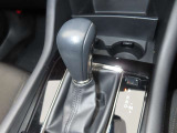 MAZDA3のシフトレバーです。MTモード付きの6ATで、しなやかな走りを支えます。また、足元にはフロアマットも装着済みです。