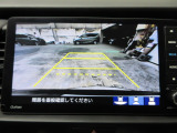 バックカメラの画像です。ガイドラインがスムースな車庫入れをサポートいたします。車庫入れの安心感がアップしますね。