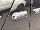 シートヒーターはエアコンより温まるのが早く、寒い日の運転には欠かせない装備です。3段階の温度調節ができ、快適な温度でドライブいただけます。