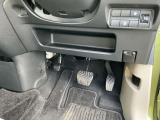 駐車ブレーキは足踏み式です
