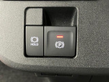 【電動パーキングブレーキ+オートブレーキホールド機能】 指先だけで簡単に操作が可能なパーキングブレーキ、スイッチを押すとブレーキペダルから足を離してもブレーキを保持できるオートブレーキホールド搭載。