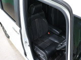 程よい硬さとホールド性が高いシートで長時間運転も快適です。