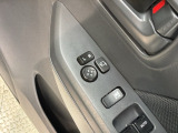 狭い駐車場で便利な電動格納ドアミラーが付いています。