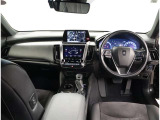 デザインもよく、居心地のよい運転席ですね。分かりやすいスイッチ類ですから操作もしやすく運転をサポートします。ぜひご来店いただき、実際にお座りいただいてステアリングを握ってみてください!