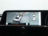 サイドクリアランスビュー表示中に、旋回時の運転操作に合わせて自動で車両を斜め後方から見たような映像を表示。