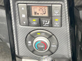 【オートエアコン】一度お好みの温度に設定すれば、車内の温度を検知し風量や温度を自動で調整。暑い&hellip;寒い&hellip;と何度もスイッチ操作をする必要はありません。快適な車内空間には必須の機能ですね♪