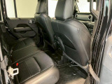 【リアシート】屋根までの高さがある車のため、大人の方でも圧迫感が少なく乗車出来ます。足元は広く取られているため、ゆったりとお乗り頂けます。