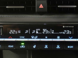 左右独立温度コントロールフルオートエアコンです。運転席、助手席それぞれで独立して温度設定ができます。冷え性の方が乗っても安心ですね♪