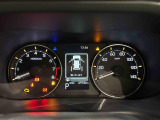 様々な車両情報を表示できるTFTマルチインフォメーションディスプレイを中央に配した視認性の高い大型2眼メーターです