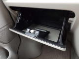 助手席側のグローブボックスです。