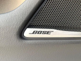 【BOSEサウンドシステム】メーカーオプションの高品位サウンドシステムを搭載。専用のチューニングが施された大小様々なスピーカーから良質なサウンドが奏でられ、臨場感あふれる音響空間を演出します。