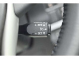【クルーズコントロール】アクセルから足を離しても設定速度で走り続けてくれます。高速道路での長距離移動が楽になりますよ♪