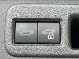 【パワーバックドア】スマートキーや運転席のボタンを押すだけでリアゲートが自動で開閉します!荷物を持っている時や、高い位置にあるバックドアを閉める際に便利な機能です♪