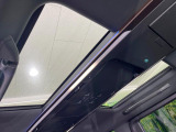 【サンルーフ】開放感たっぷりの希少装備、サンルーフが装着されています!車内に明かりを取り入れたり景色を楽しむ以外にも、車内の空気も簡単に換気できて快適です!