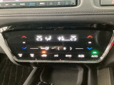 【左右独立オートエアコン】左右席で独立温度コントロールが可能です。運転席はキンキンに冷やして助手席はマイルドにと言った設定が可能です☆暑さ寒さでケンカすることもなくなりますね♪